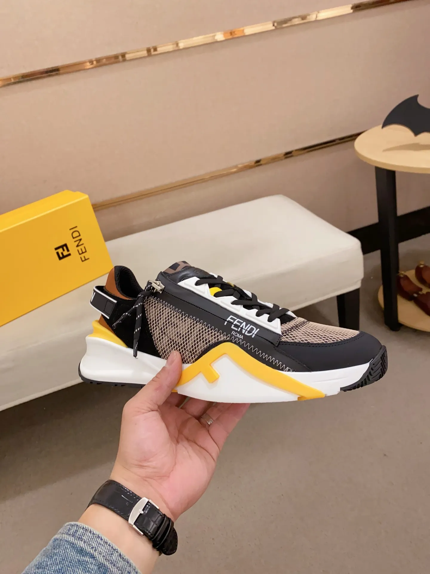 Men's shoes💰: 540💰(Higher version) [Fendi] Fendi's latest casual shoes for men! Available at counters simultaneously! A one-to-one replica of the original. Made entirely of imported top-grain calfskin, the interior is made of top-grain water-dyed cowhide, and the original factory-supplied rubber outsole. Leading new fashion concepts. Matching code: 38-44. 45 can be customized and non-returnable!